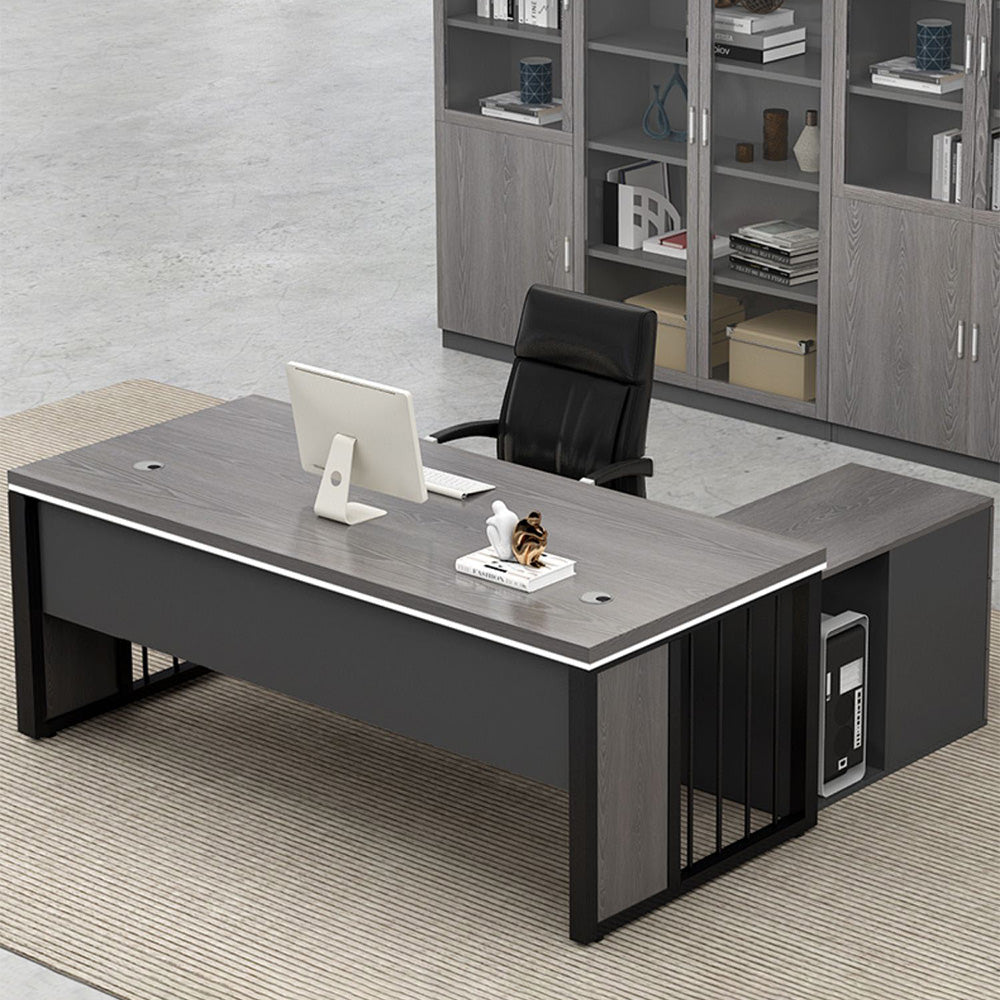 分離型キャビネットと美しい木目が調和する、機能派エグゼクティブデスク