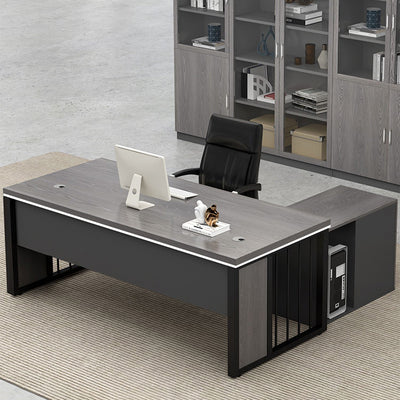 分離型キャビネットと美しい木目が調和する、機能派エグゼクティブデスク