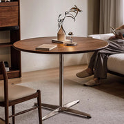 タイ天然木円卓｜単柱金属テーブル脚｜足元活動スペース確保デザイン