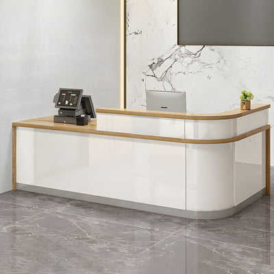 重厚感のある受付カウンター｜メラミン化粧板製｜R加工仕上げ｜広々ワークスペース｜カスタマイズ可能