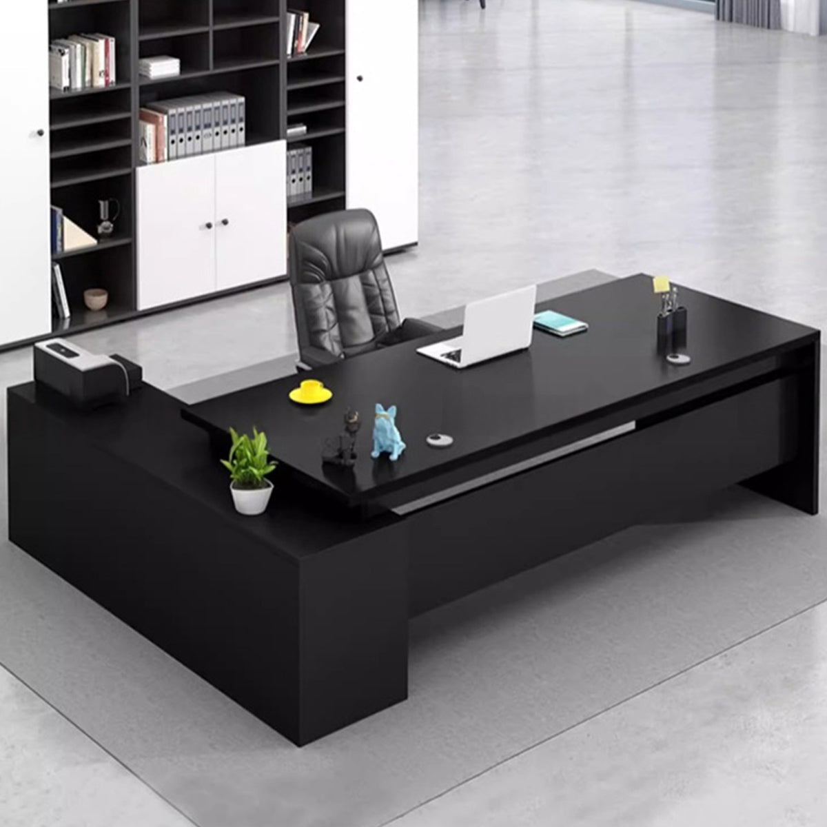 配線孔×幕板×収納付き、快適性と機能性を兼ね備えたエグゼクティブデスク＆チェアセット