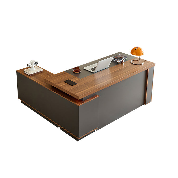 静かな存在感で空間を引き締める、L字型のエグゼクティブデスク